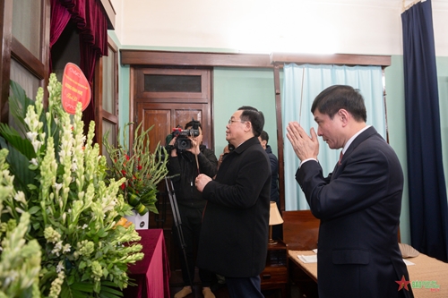 Chủ tịch Quốc hội Vương Đình Huệ dâng hương tưởng niệm Chủ tịch Hồ Chí Minh tại Nhà 67